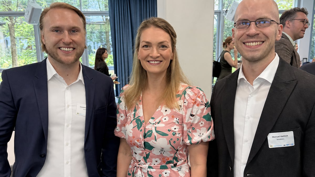 Constantin Lutz und Dr. Manuel Hettich von MediCoda mit Staatsministerin Judith Gerlach